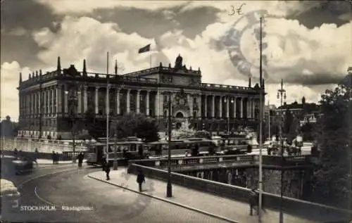 Ak Stockholm Schweden, Riksdagshuset, historische Architektur, Wolken, Verkehrsaufkommen