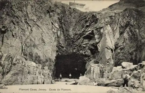 Ak Plemont Kanalinsel Jersey, Plemont Caves, Caves de Plemont, Felsen, Höhle, Personen