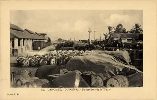 Ak Cotonou Dahomey Benin, Blick auf den Hafen, Fässer, Lagerräume, Strukturen, Palmen