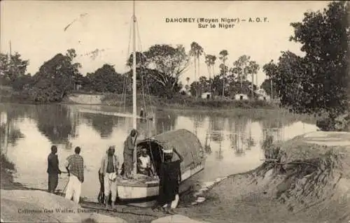 Ak Dahomey Benin, Boot auf dem Niger, Männer am Ufer, grüne Umgebung, historische Ansicht