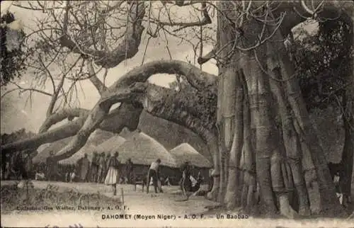 Ak Dahomey Benin, Baobab Baum, Dorfansicht, Menschen, traditionelle Hütten