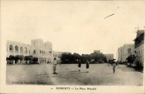 Ak Djibouti Dschibuti, La Place Ménélik, historische Architektur, mehrere Personen