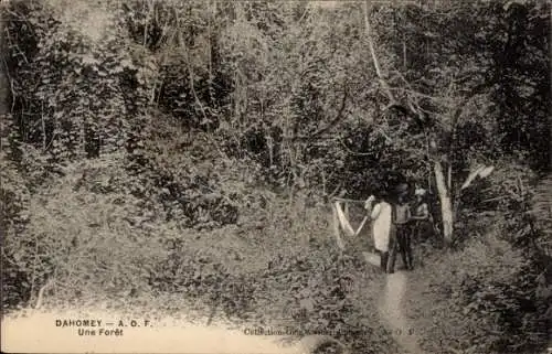 Ak Dahomey Benin, Waldszene, zwei Menschen, Natur, mystische Atmosphäre