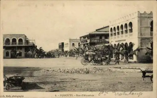 Ak Djibouti Dschibuti, Fotografie von  Rue d'Abyssinie, historische Gebäude, Pferdefuhrwerke
