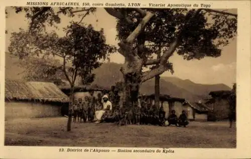 Ak Akposso Togo, Missionsstation Kpéta, Missionar mit Kindern
