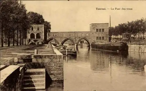 Ak Tournai Wallonien Hennegau, Le Pont des trous, Brücke, Kanal, Boote, Stadtansicht