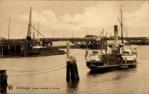 Ak Zeebrugge Westflandern, Hafenansicht, Boote im Wasser, Hafenanlagen, Wolken am Himmel