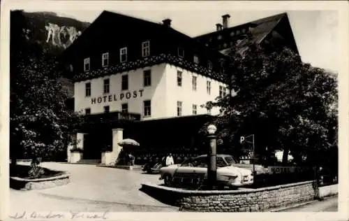 Ak St. Anton am Arlberg Tirol Österreich, Ulmer Hütte, Hotel Post, Auto, Bäume, Berge, 1950er ...