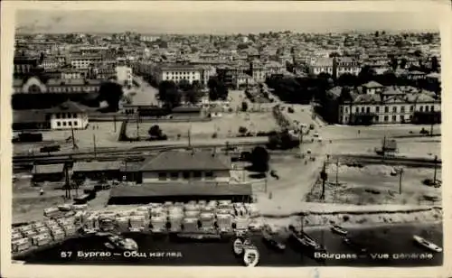 Ak Burgas Bulgarien, Blick über  Hafen mit Booten, städtische Architektur
