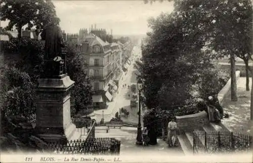 Ak Blois Loir-et-Cher, Blick auf die Rue Denis-Papin, Statue, Stadtansicht, Bäume, Straßenansicht