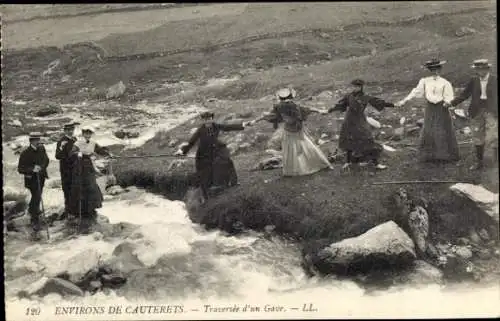 Ak Cauterets Hautes Pyrénées , Menschengruppe am Fluss, historische Bekleidung, Gebirgslandsch...