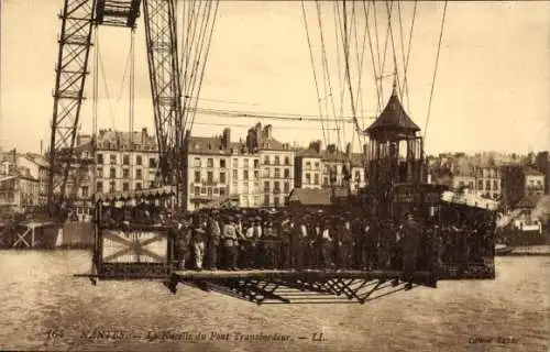 Ak Nantes Loire Atlantique, Nacelle du Pont Transbordeur, Brücke, Stadtansicht, Menschenmenge