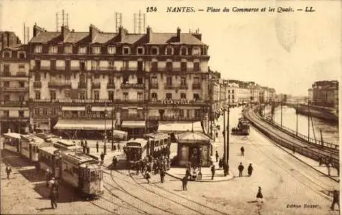 Ak Nantes Loire Atlantique, Vorderseite zeigt Platz des Handels, Straßenbahnen, Gebäude, Fluss
