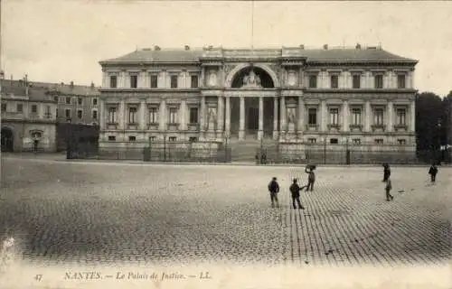 Ak Nantes Loire Atlantique, Le Palais de Justice,  Architektur, Menschen auf dem Platz
