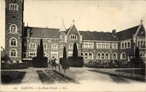 Ak Nantes Loire Atlantique, Le Musée Dobrée,  Architektur, gepflegte Gartenanlagen