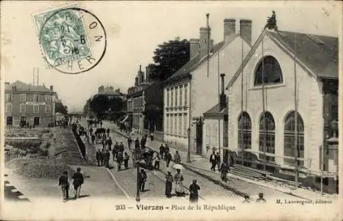 Ak Vierzon Cher, Straße mit Fußgängern, Gebäude, Bäume, Stempel,  