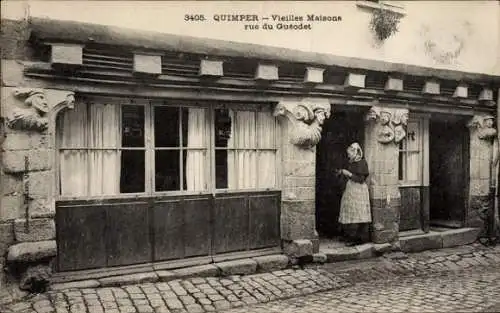 Ak Quimper Finistère, Alte Häuser, Straße du Guéodet, Frau in traditioneller Kleidung