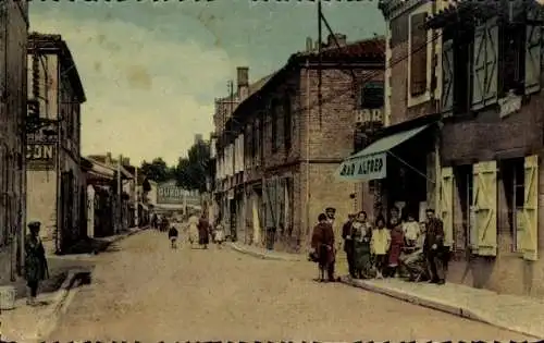 Ak Castelsarrasin Tarn et Garonne, Straße, Häuser, Bar Alfred, Soldaten, Menschen, farbig