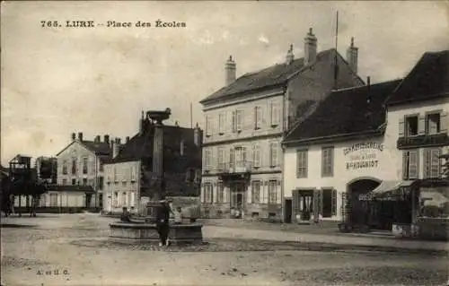 Ak Lure Haute Saône, Platz des Écoles, Brunnen, Gebäude, Cafés