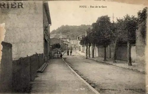 Ak Foug Meurthe et Moselle, Rue de la Gare, Straße mit Bäumen und Gebäuden, frühere Zeit