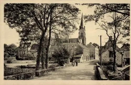 Ak Pouancé Maine et Loire, Dorfstraße, Kirche, Bäume, Häuser