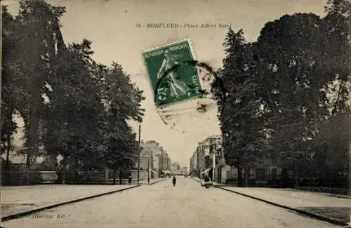 Ak Honfleur Calvados, Place Albert Sorel, weite Straße, Bäume, französischer Text