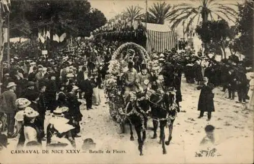 Ak Nice Nizza Alpes Maritimes, Karneval von  Blütenparade, vorderer Wagen mit Blumen, Menschenmen