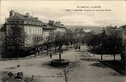 Ak Maurs Cantal, Avenue de la Porte-Vieille, französische Architektur, Straßenansicht