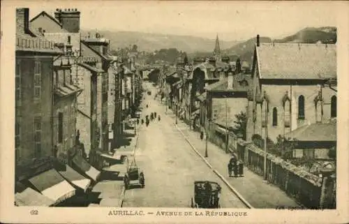 Ak Aurillac Cantal, Straße mit Häusern, Kirche, Fahrzeuge, Menschen