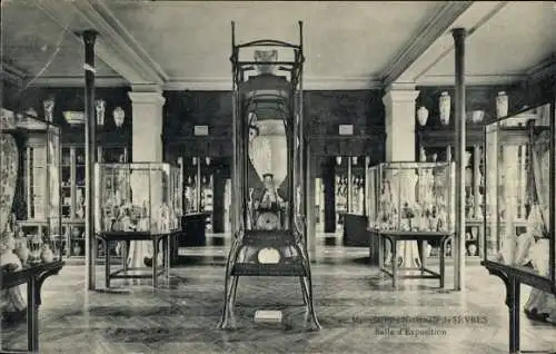 Ak Sèvres Hauts de Seine, Museum, Ausstellungshalle, Vitrinen mit Porzellan, kunstvolle Objekte