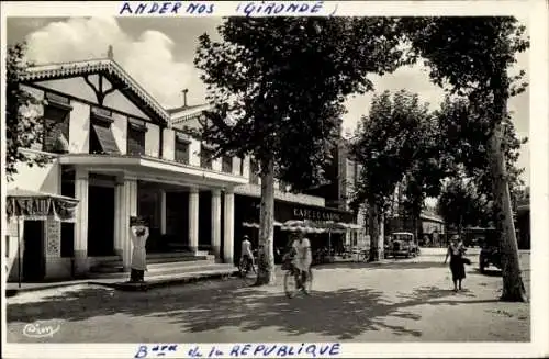 Ak Arcachon Gironde, Photographie eines Straßenzugs, Café, Bäume, Fahrräder, Spaziergänger
