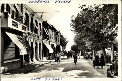 Ak Arcachon Gironde, Straße mit Häusern, Bäume, Menschen, Fahrräder, Autos