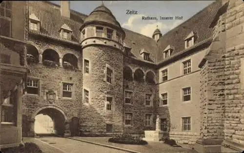 Ak Zeitz im Burgenlandkreis, Rathaus, Innerer Hof, Steinarchitektur,  Atmosphäre