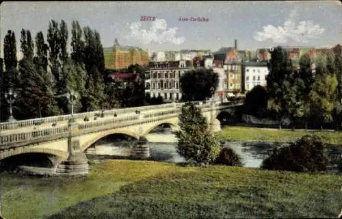 Ak Zeitz im Burgenlandkreis, Aue-Brücke, Stadtansicht, Häuserzeilen, Fluss, Bäume