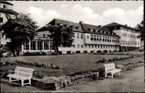 Ak Bad Karlshafen an der Weser, Hotel, Sanatorium, große Wiese, Bänke, Bäume, in 