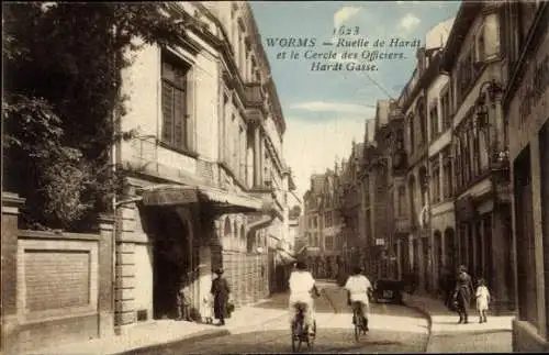 Ak Worms am Rhein, Straße mit Radfahrern,  Gebäude, blauer Himmel