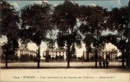 Ak Worms, Caserne des Vallières, Kaserne, Innenhof