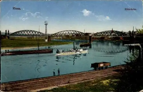 Ak Riesa an der Elbe Sachsen, Elbbrücke, Dampfschiff, Flusslandschaft, zwei Personen am Ufer