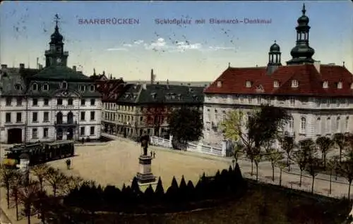 Ak Saarbrücken im Saarland, S Schlossplatz mit Bismarck-Denkmal, alte Architektur, Straßenbahn