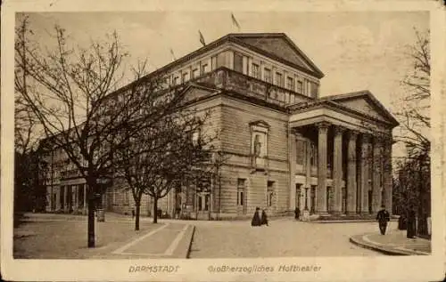 Ak Darmstadt in Hessen, Großherzogliches Hoftheater, Bäume, Straßenansicht,  Architektur