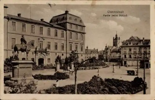 Ak Darmstadt in Hessen,  Partie beim Schloss, Statue,  Gebäude, blaue Himmel