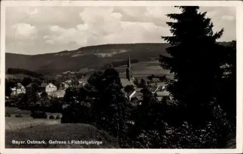 Ak Gefrees im Fichtelgebirge Oberfranken, Dorfansicht, Kirche, Fichtenwald, Hügel, Wolken