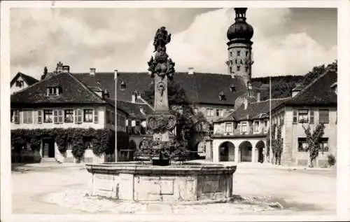 Ak Weikersheim in Tauberfranken Württemberg, Marktplatz mit Brunnen,  Gebäude, Aussichtsturm