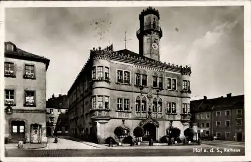 Ak Hof an der Saale Oberfranken Bayern, Rathaus,  Architektur, Uhrturm, alte Steine, Straßenansic