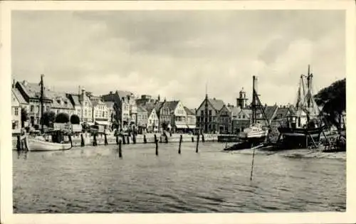 Ak Husum in Nordfriesland, Schwarz-Weiß-Bild vom Hafen,  Gebäude, Boote, ruhige Wasseroberfläche