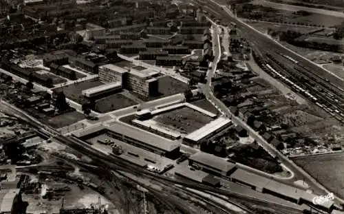Ak Rheinhausen Duisburg im Ruhrgebiet, Luftaufnahme, Gebäude, Eisenbahn, Straßen, grüne Flächen