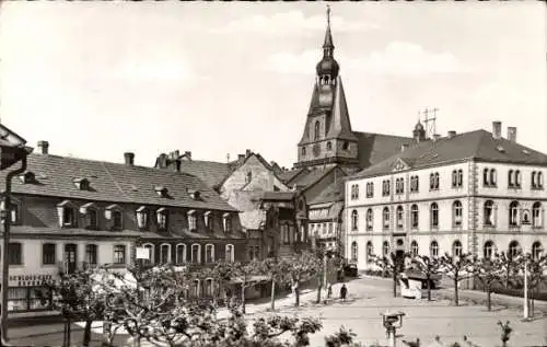 Ak St. Wendel im Saarland, Alte Gebäude, Kirchturm, Markt, Schwarz-Weiß-Fotografie