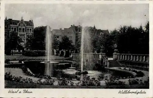 Ak Wesel am Niederrhein, Willibrordiplatz, Zierbrunnen,  Gebäude, parkähnliche Umgebung