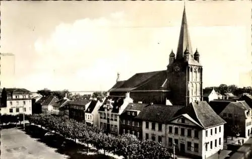 Ak Uerdingen Krefeld am Niederrhein, St. Peter Kirche, alte Häuser, Platz mit Bäumen