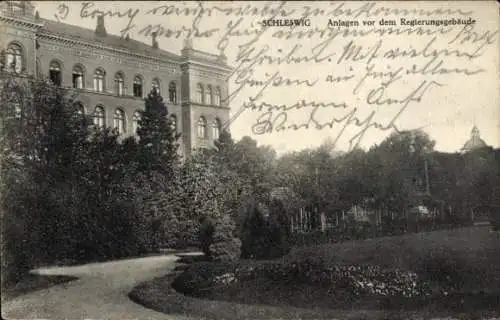 Ak Schleswig an der Schlei,  Anlagen vor dem Regierungsgebäude, Gartenanlage,  